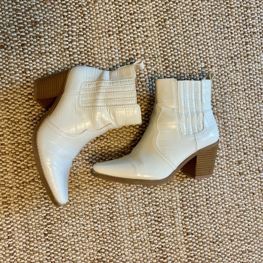 White Ankle Boot W8 Faux White Alligator